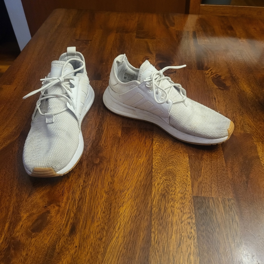 WHITE ADIDAS MEN'S SNEAKERS 8 1/2.